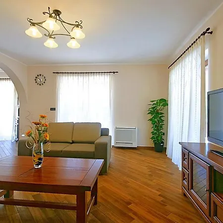 Quaint In Katun With Swimming Pool