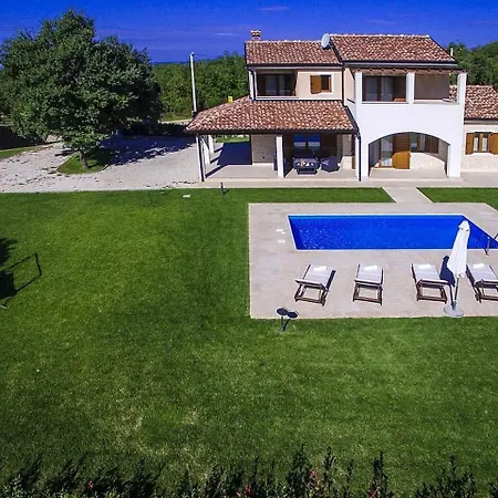Quaint In Katun With Swimming Pool Baderna