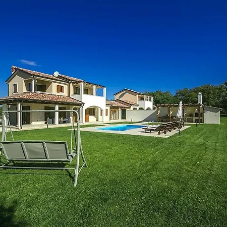 Quaint In Katun With Swimming Pool