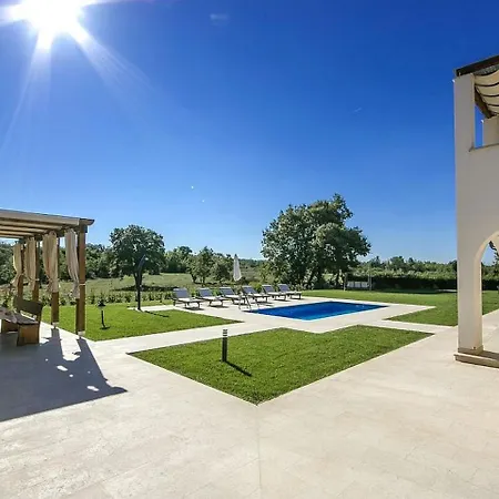 Quaint In Katun With Swimming Pool Baderna